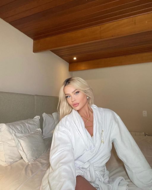 Foto colorida de Dainara Pariz - Metr&oacute;poles