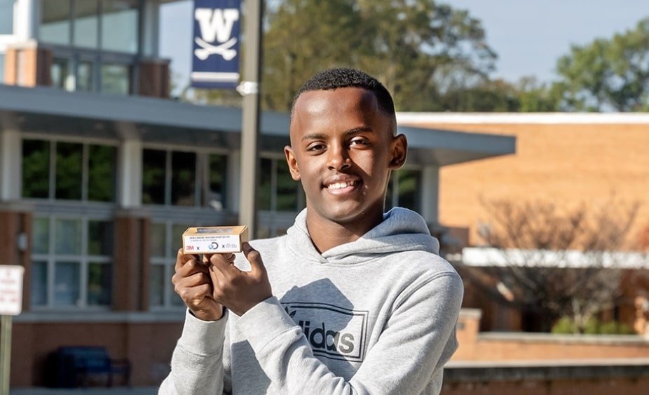 Foto mostra o jovem Heman Beleke, etíope radicado nos EUA, que criou um sabonete que combate o câncer de pele