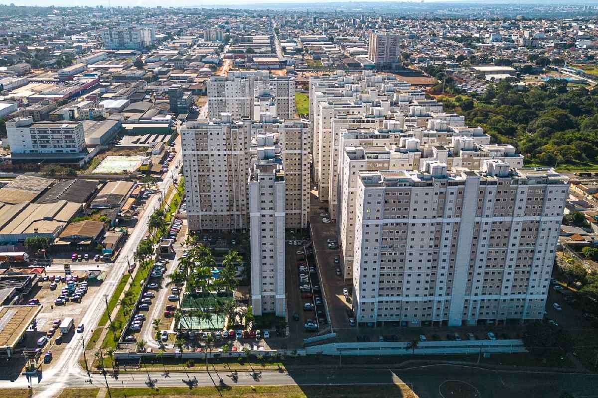 Foto colorida de uma imagem aérea de uma cidade, mostrando vários prédios e casas - Metrópoles