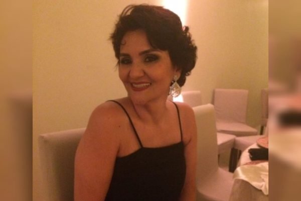 Foto mostra Eliane de Sousa Canedo Marino, mulher que descobriu câncer de mama em 2015 ao tentar colocar um silicone e fez mastectomia total