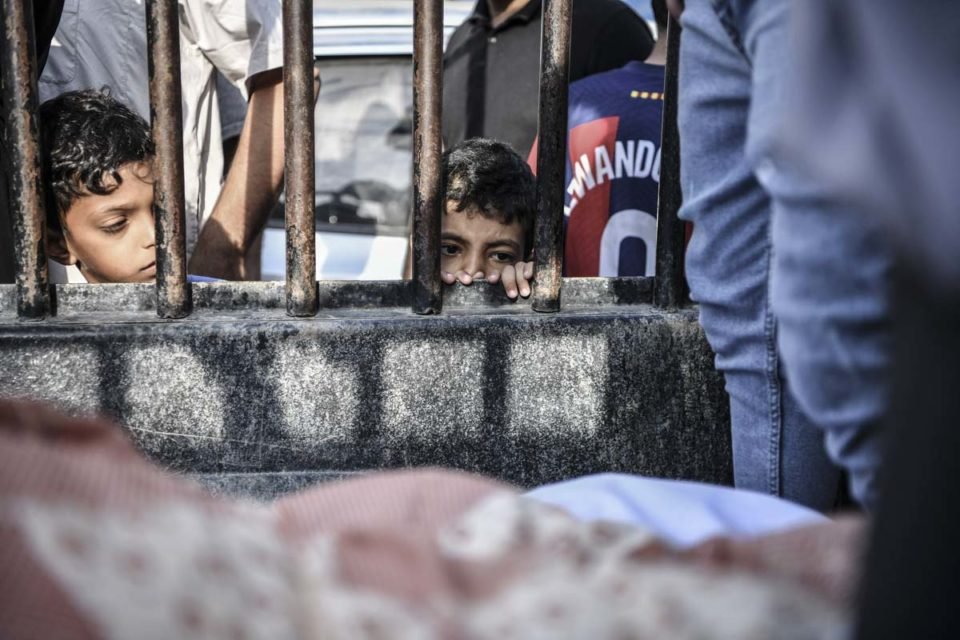 Crianças choram no necrotério do Hospital Nasser após ataques aéreos israelenses - Metrópoles