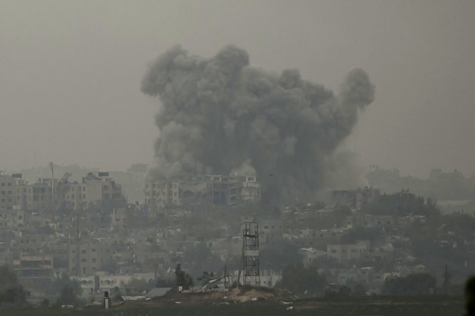 Fumaça é vista sobre Beit Hanoun, na Faixa de Gaza, como resultado do ataque israelense - Metrópoles