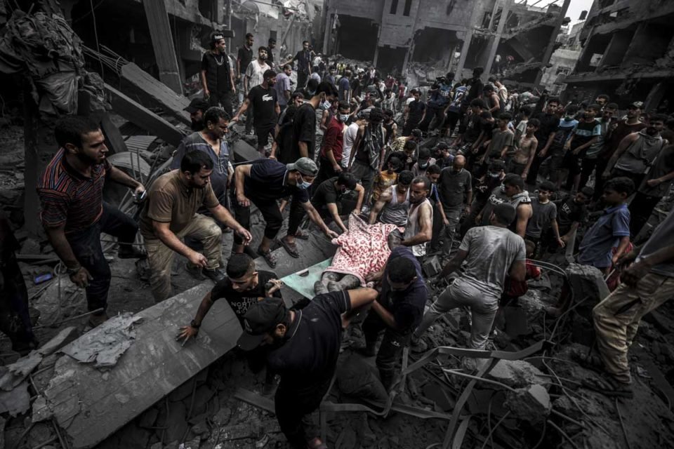 Equipes de defesa civil e civis carregam vítimas após ataques israelenses na Faixa de Gaza - Metrópoles