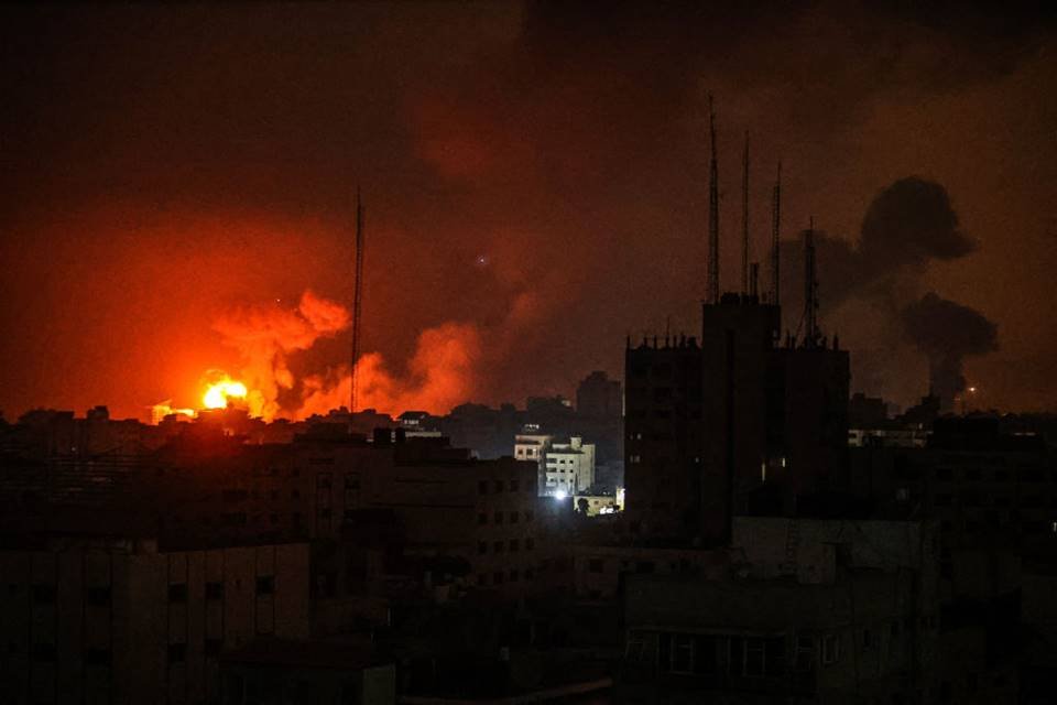 Imagem colorida mostra bombardeio contra a faixa de gaza promovido por israel - Metrópoles