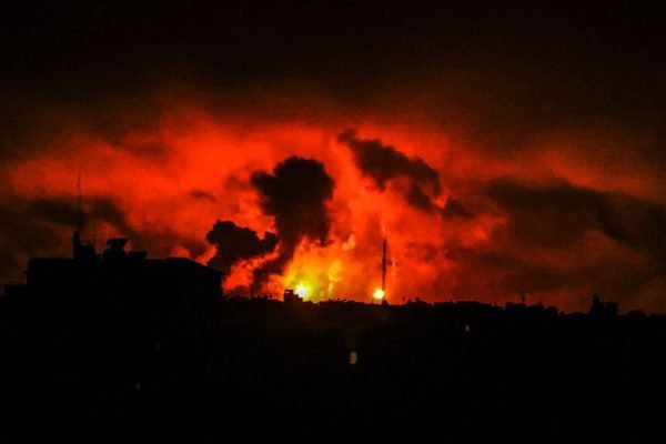 Imagem colorida mostra A fumaça sobe e aumenta em diferentes regiões de Gaza enquanto o exército israelense conduz os ataques aéreos mais intensos no 21º dia na Faixa de Gaza - Metrópoles