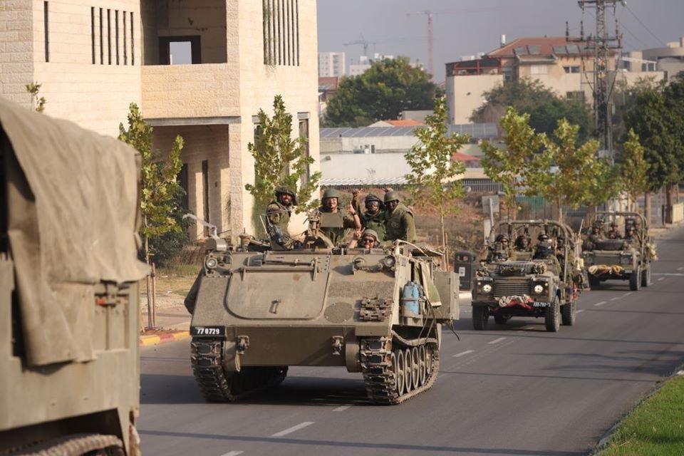 Imagem colorida mostra tanques e tropas israelenses movem-se perto da fronteira com Gaza na guerra - Metrópoles