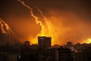 Imagem colorida mostra Devido ao corte de eletricidade de Israel e não permitindo o fornecimento de combustível, Gaza mergulhou na escuridão e o céu foi frequentemente iluminado pelas bombas lançadas - Metrópoles