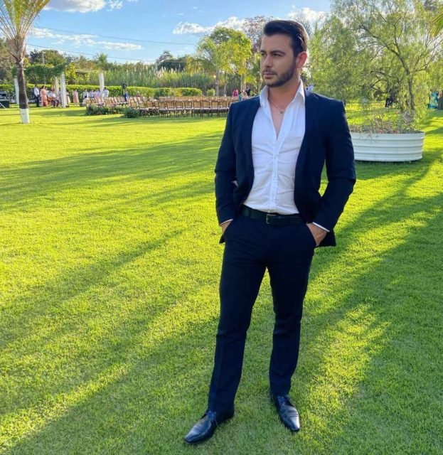 Repórter da TV Globo, Anderson Junior Hentges é clicado em momento de descontração - Metrópoles