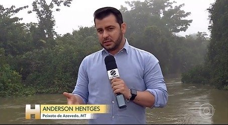 Repórter da TV Globo, Anderson Junior Hentges durante uma matéria para o JH - Metrópoles