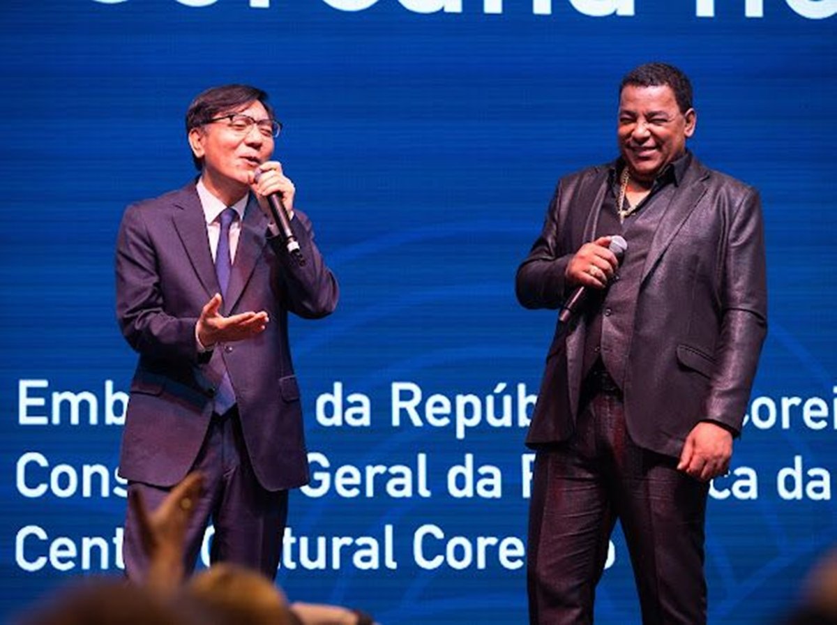 Embaixador da Coreia do Sul e Luiz Carlos, do Raça Negra - Metrópoles