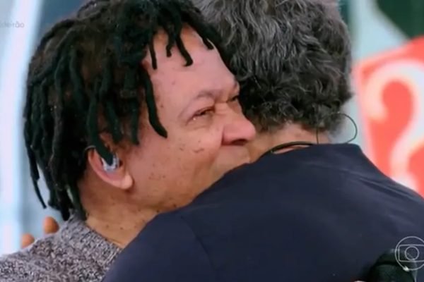 Djavan chora abraçando Marcos Mion no Caldeirão do Mion - Metrópoles