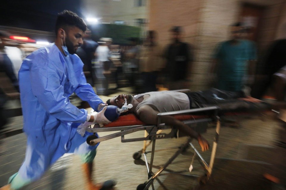 Imagem colorida mostra Pessoas feridas, incluindo crianças, são levadas ao Hospital dos Mártires de Al Aqsa, em Gaza - Metrópoles