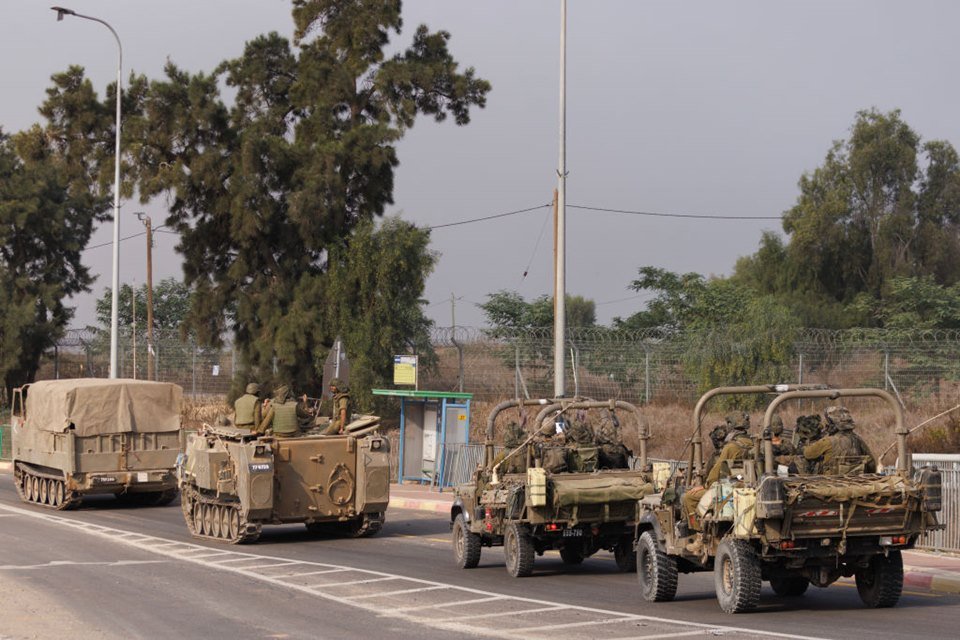 Imagem colorida mostra Tanques e tropas israelenses movem-se perto da fronteira com Gaza - Metrópoles