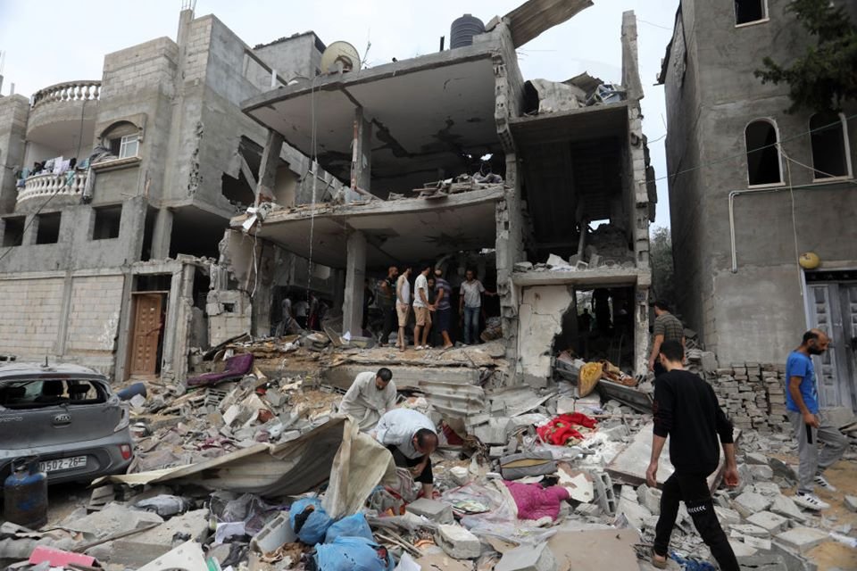 Imagem colorida mostra Palestinos inspecionam casa destruída após um ataque aéreo israelense em Rafah, ao sul da Faixa de Gaza - Metrópoles