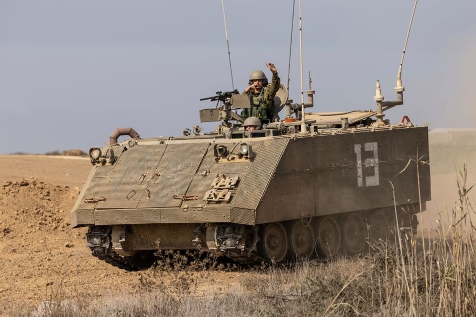 Imagem colorida mostra Mulheres soldados de Israel são vistas dirigindo um veículo blindado de transporte de pessoal no sul de Israel, perto da fronteira com Gaza - Metrópoles