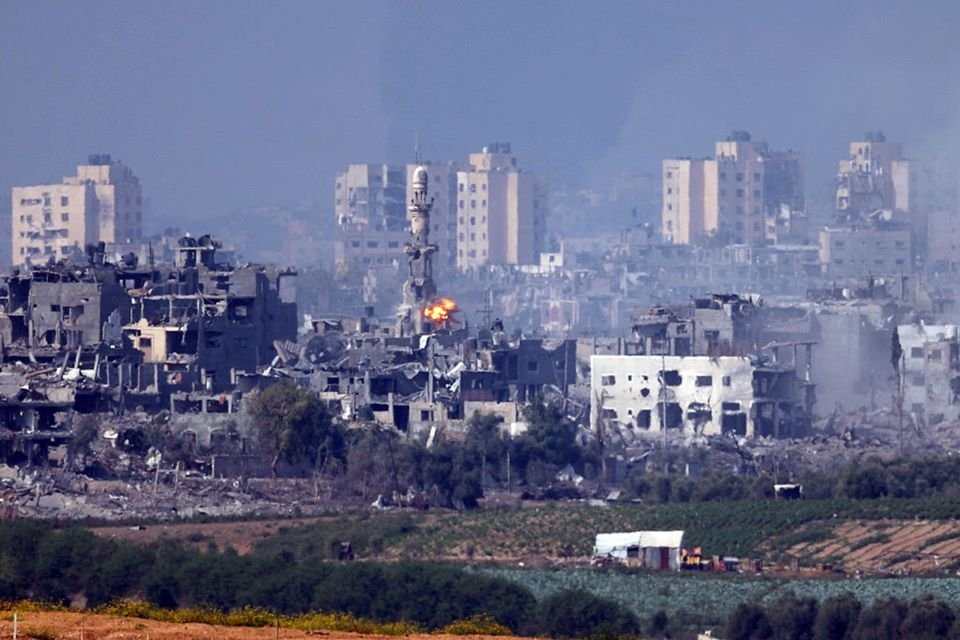 Imagem colorida mostra Um míssil atinge atrás de um minarete em Gaza - Metrópoles
