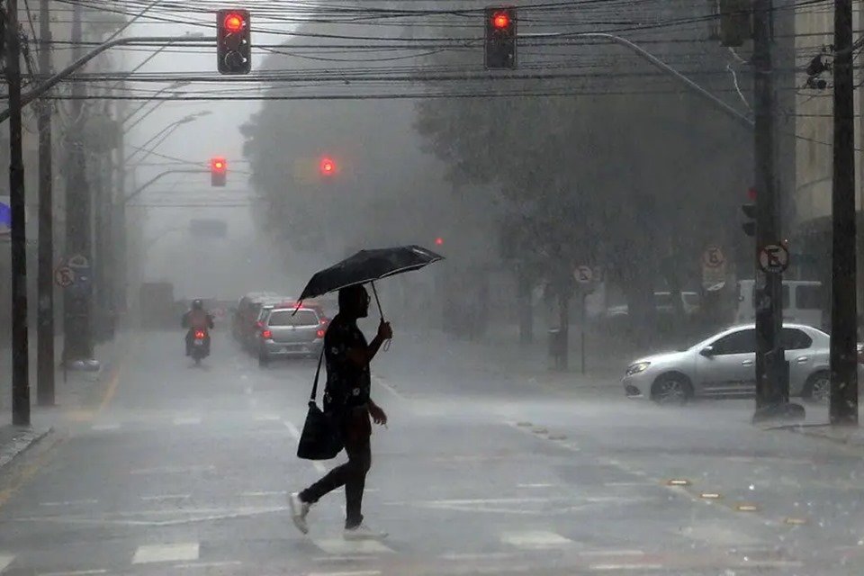 Imagem colorida mostra chuvas em Curitiba - Metrópoles