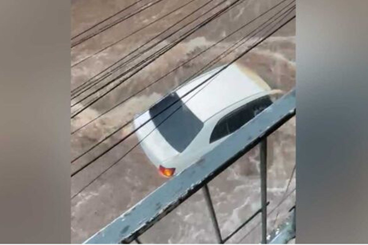 Vídeo: correnteza leva carro em tempestade na fronteira com Paraguai