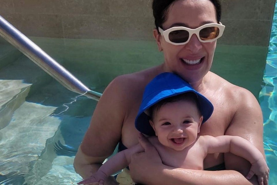 Vídeo: Claudia Raia encanta a web ao mostrar Luca na piscina