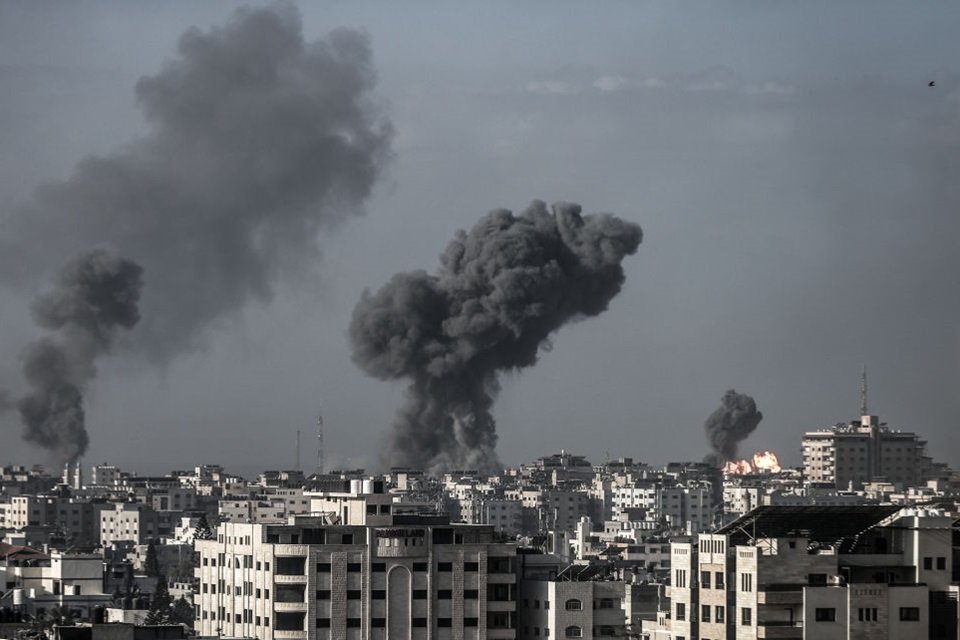 Imagem colorida mostra Fumaça sobe após ataques aéreos de Israel no bairro de Tel el-Hawa, no 24º dia de conflito na Faixa de Gaza - Metrópoles