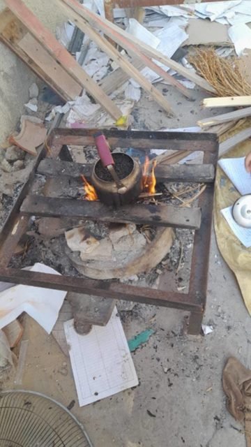 Imagem colorida mostra Brasileiros fazem fogão improvisado na Faixa de Gaza antes de serem resgatados - Metrópoles