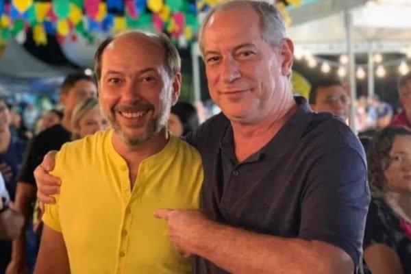 Ciro Gomes posa para foto ao lado do irmão Ivo Gomes, prefeito de Sobral