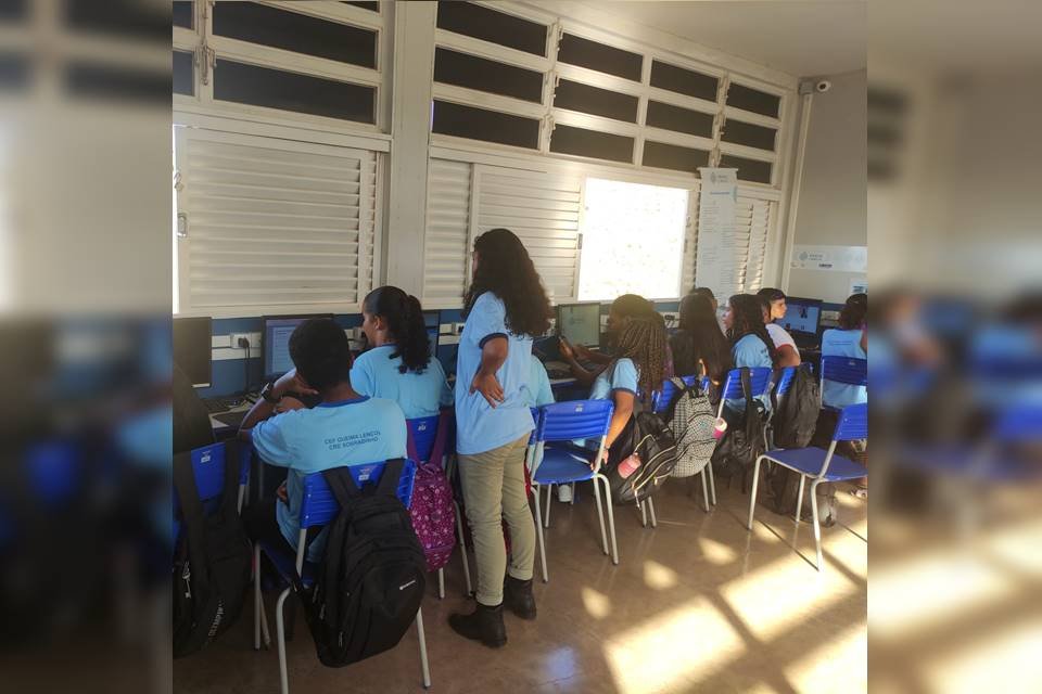 a e b) Estudantes da escola-campo durante o jogo Verdadeiro ou Falso