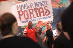 Imagem colorida Fãs chegam para o segundo show da cantora e compositora Marisa Monte, no Ulysses Guimarães, neste sábado (30)