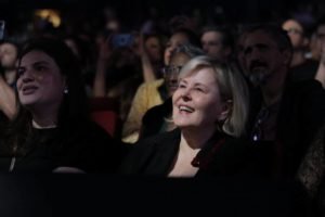 imagem colorida rosa weber se emociona em show - metrópoles