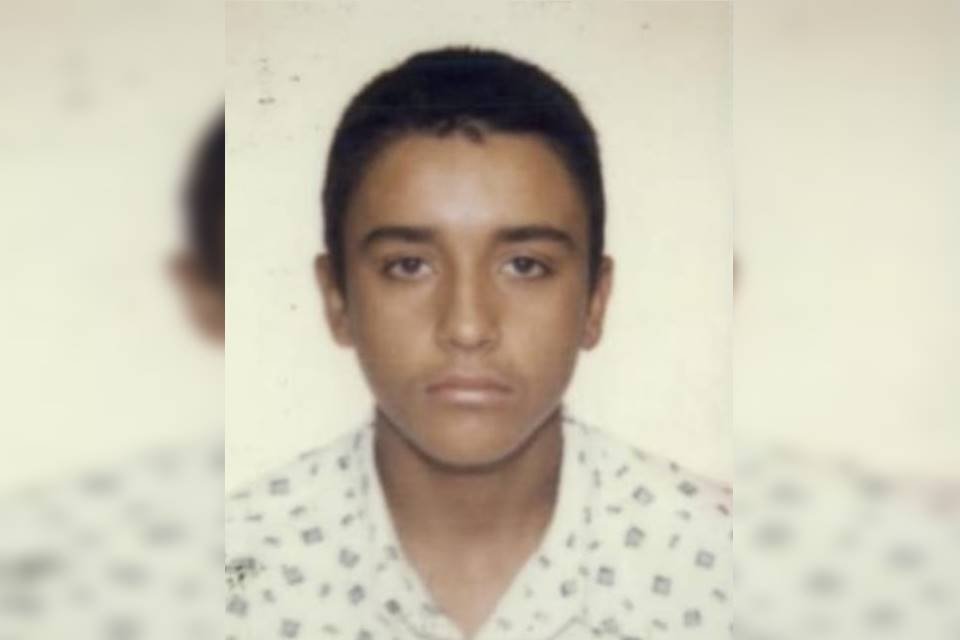 Foto da identidade de jovem com cabelo curto