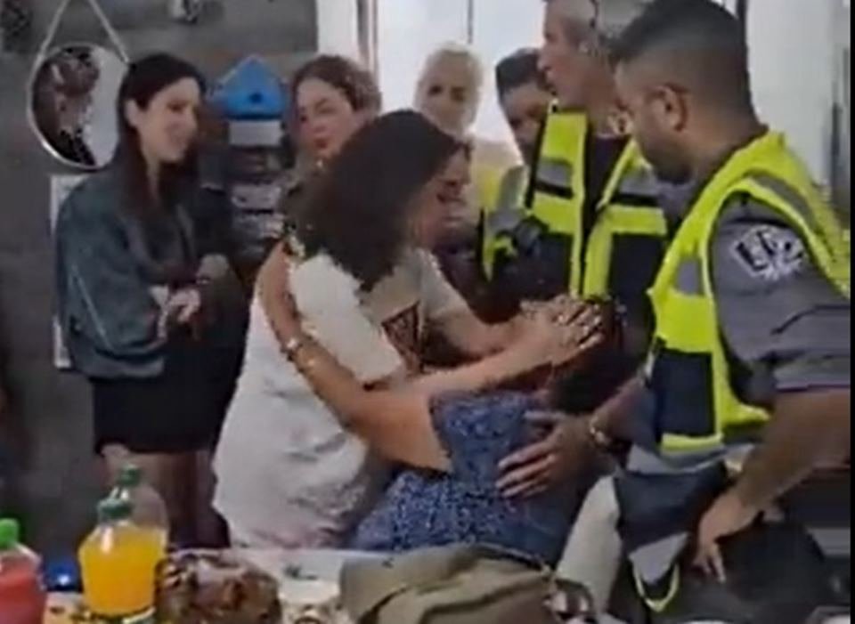 Vídeo: soldado refém do Hamas resgatada por Israel reencontra família