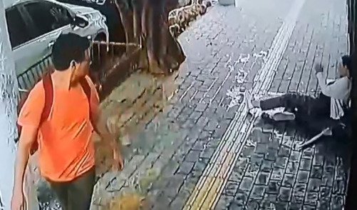 Vídeo: homem derruba idosa de 86 anos na calçada e sai sem ajudá-la