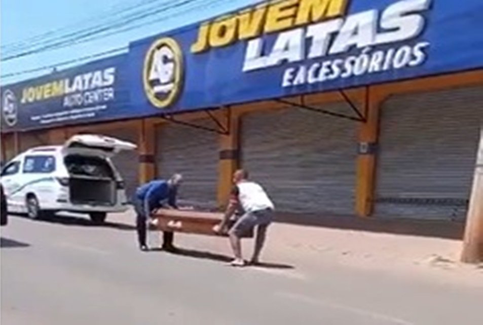Vídeo: caixão cai de veículo de funerária em avenida no Entorno do DF
