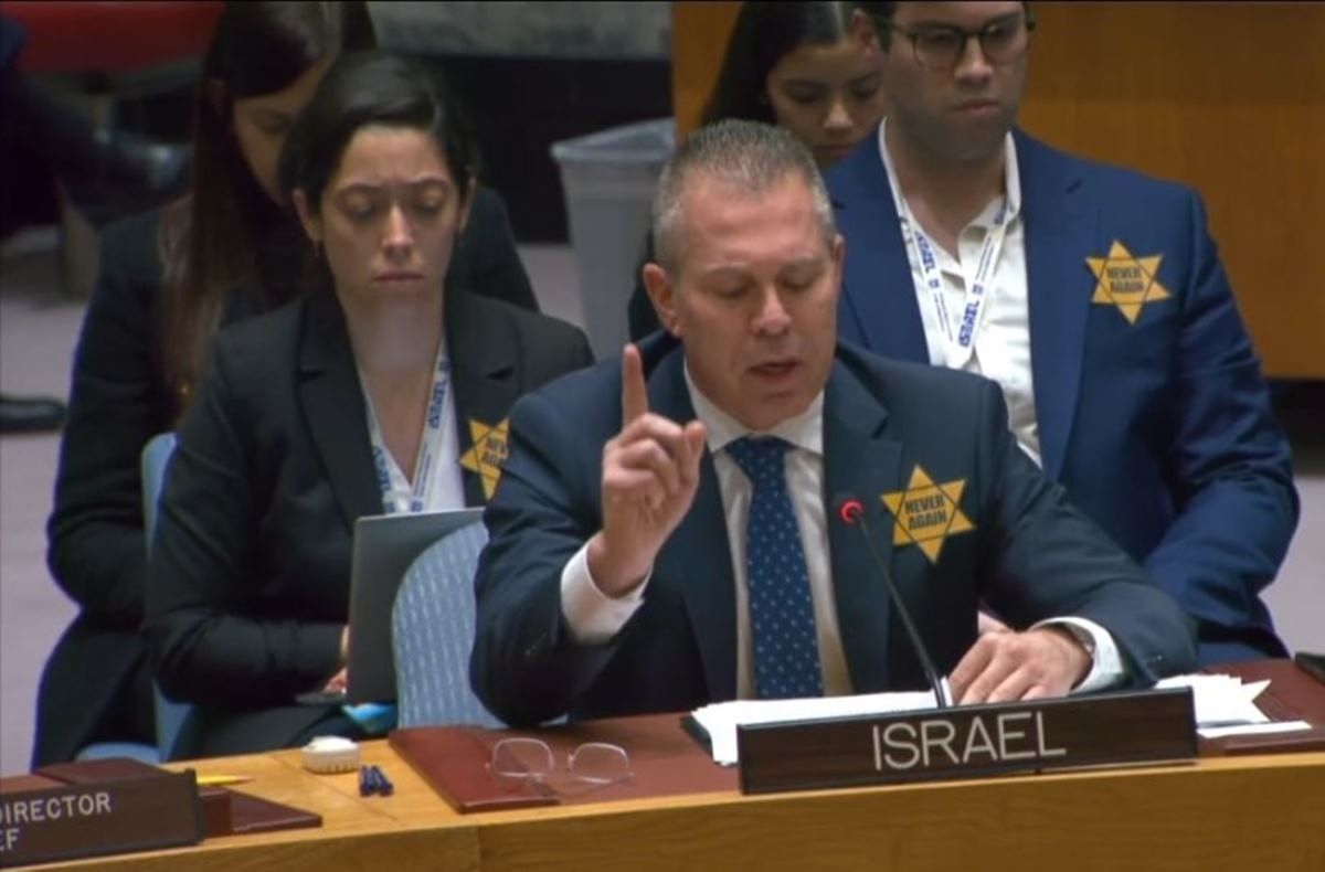 Embaixador de Israel usa estrela símbolo de perseguição aos judeus