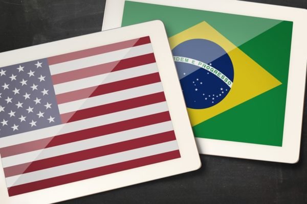 Dois cartões com as bandeiras de Estados Unidos e Brasil, lado a lado - Metrópoles