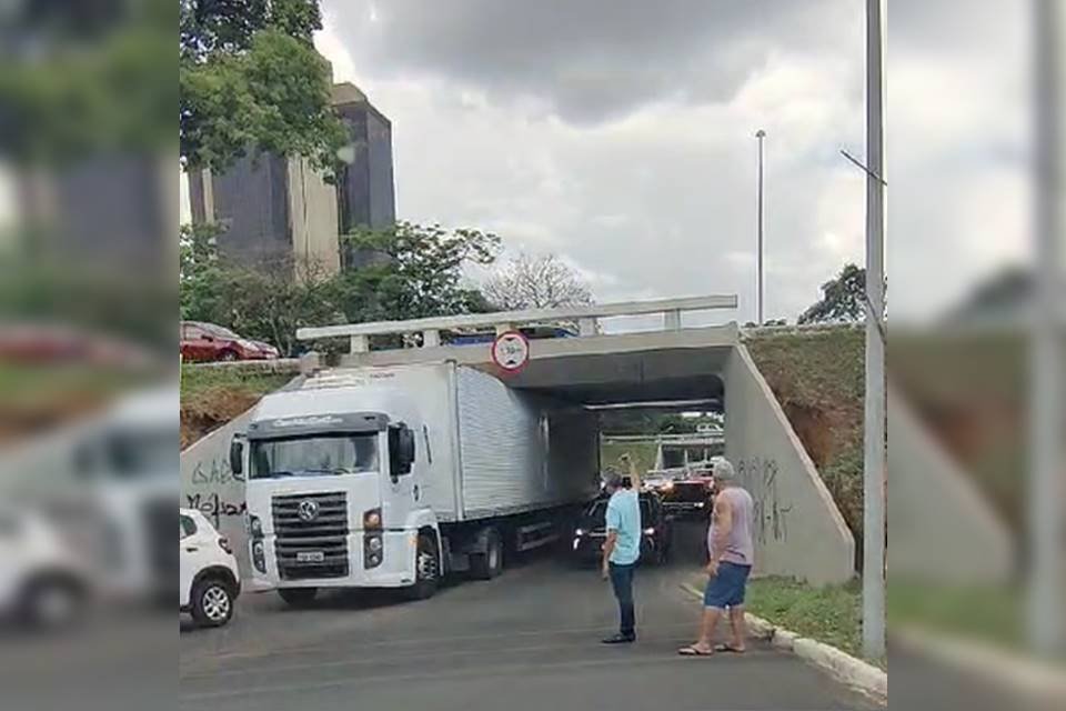 Vídeo: motorista ignora sinalização e caminhão entala em viaduto no DF