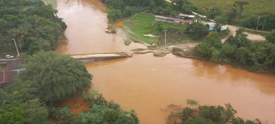 Chuvas fortes rompem ponte e isolam comunidade rural do Paraná