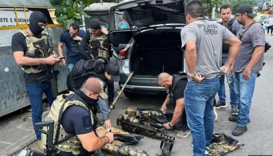 foto colorida das metralhadoras do Exército recuperadas no Rio de Janeiro - Metrópoles