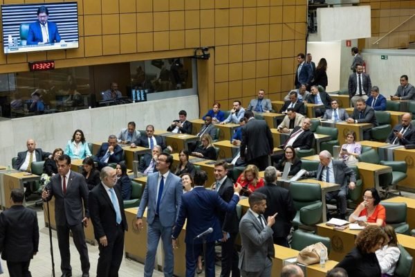Fotografia colorida mostra deputados conversando no plenário da Assembleia Legislativa de São Paulo (Alesp) - Metrópoles