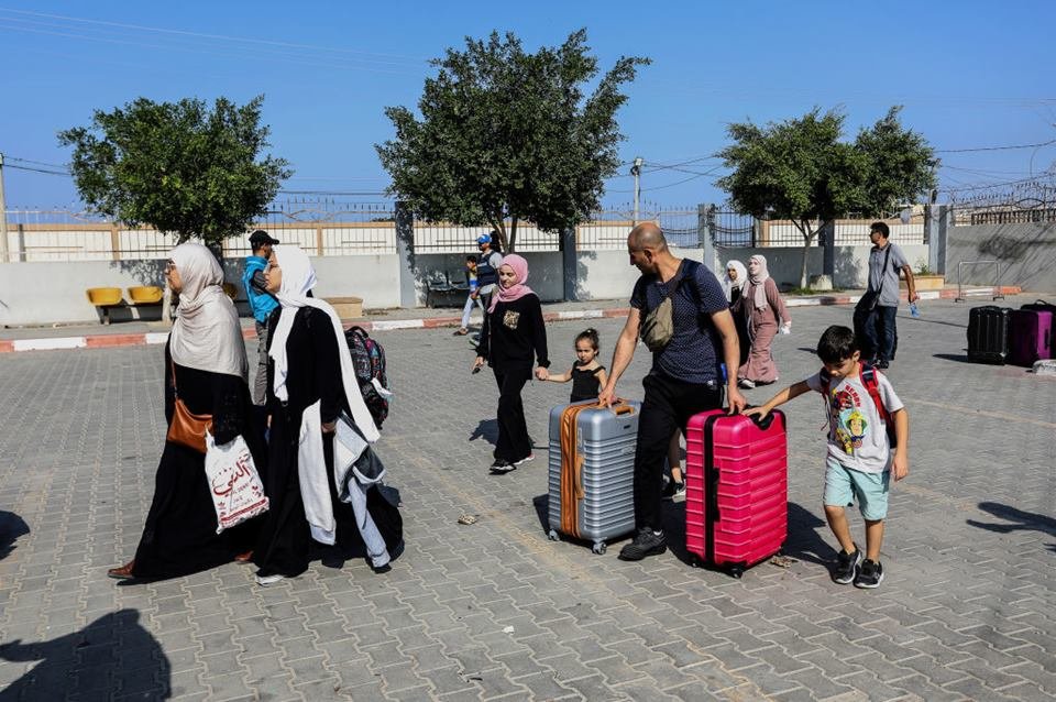 Imagem colorida mostra Famílias inteiras passam de Gaza para o Egito fugindo da guerra entre Hamas e Israel - Metrópoles