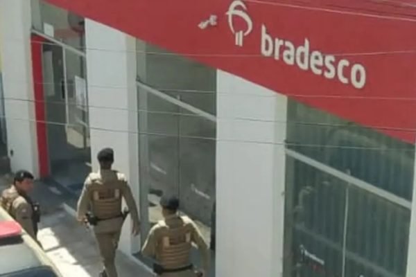 Imagem colorida de policiais em frente ao banco Bradesco - Metrópoles