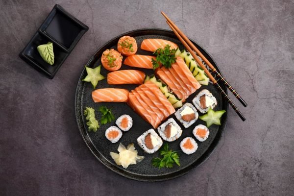 Foto colorida de um sushi - Metrópoles