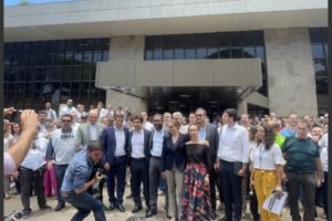 Campos Neto, Galípolo e diretores do BC vão a protesto de servidores