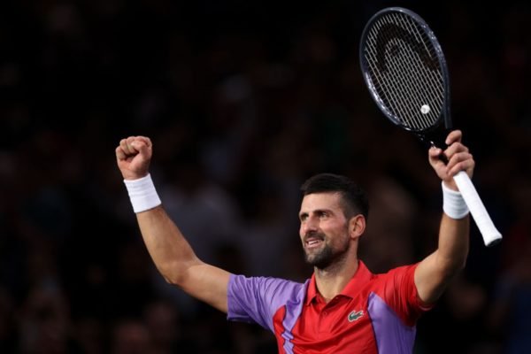 Imagem colorida de Djokovic com os braços abertos - Metrópoles