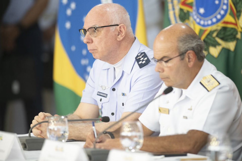 Foto colorida mostra Comandantes da Aeronáutica e da Marinha: respectivamente Marcelo Kanitz Damasceno (tenente-brigadeiro do ar) e Marcos Sampaio Olsen (almirante de esquadra) - Metrópoles