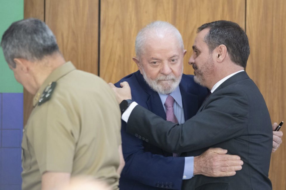 Foto colorida mostra presidente Lula cumprimentando o ministro Paulo Pimenta - Metrópoles