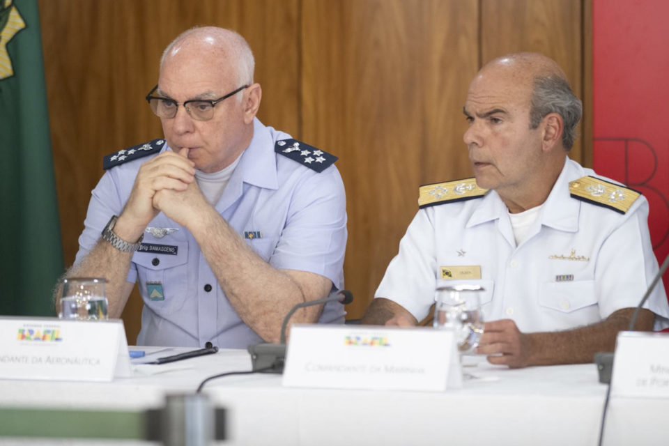 Foto colorida mostra Comandantes da Aeronáutica e da Marinha: respectivamente Marcelo Kanitz Damasceno (tenente-brigadeiro do ar) e Marcos Sampaio Olsen (almirante de esquadra) - Metrópoles