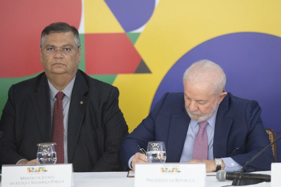 Foto colorida mostra ministro Flávio Dino e presidente Lula - Metrópoles