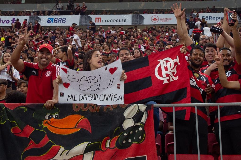 Flamengo chega na madrugada a Brasília para clássico contra o Santos