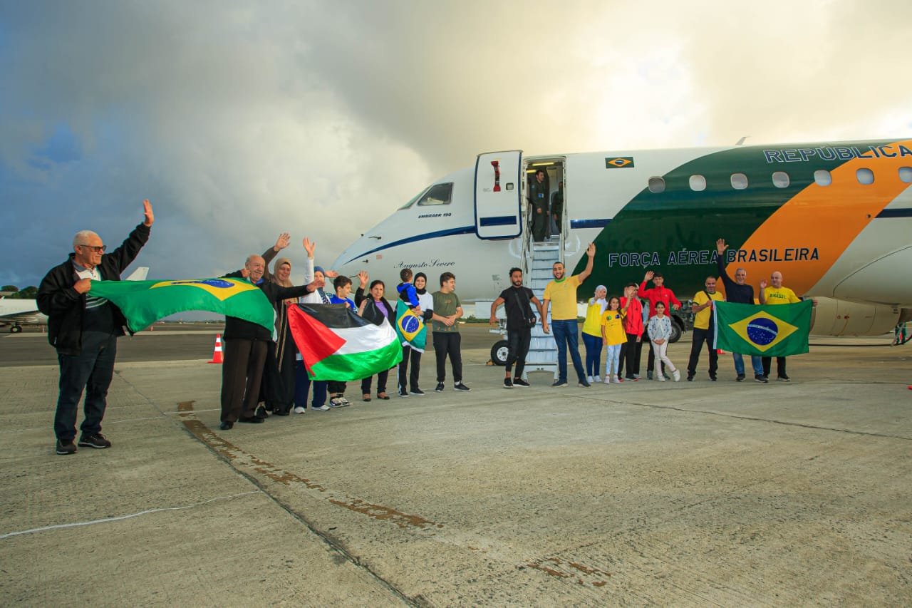 Imagem colorida de brasileiros repatriados da Cisjordãnia ao chegar ao Brasil